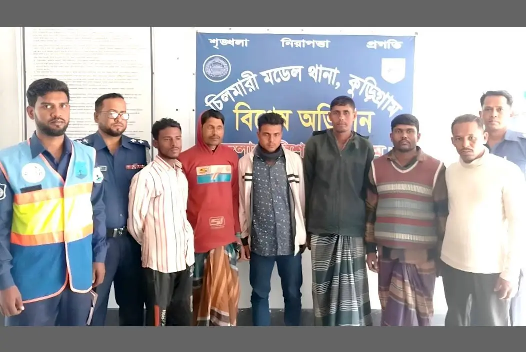 কুড়িগ্রামের ব্রহ্মপুত্রে বিদ্যুতের শক দিয়ে মাছ শিকার, ৬...