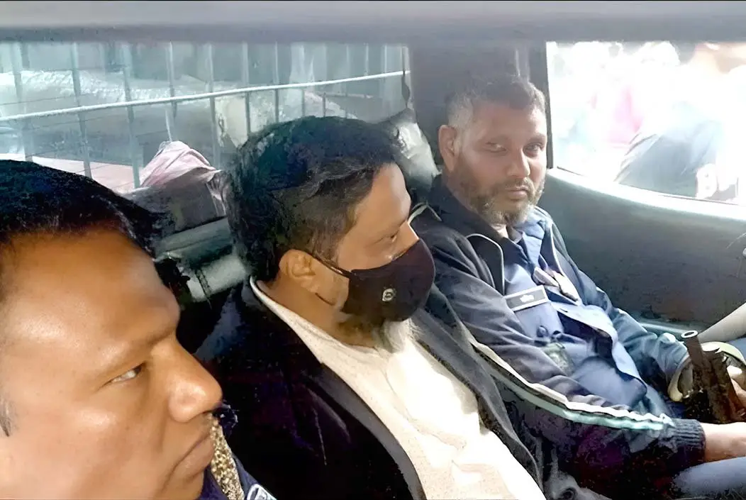 কুবি বিশ্ববিদ্যালয়ের ডেপুটি রেজিস্ট্রারকে পুলিশে দিলো ...
