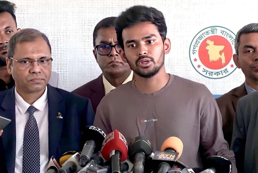 গণহত্যা বা অপরাধে জড়িত নয়, আ. লীগের এমন কেউ নির্বাচন করতে পারবে: উপদেষ্টা আসিফ