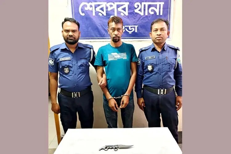 শেরপুরে সেনাবাহিনী-পুলিশের অভিযানে বার্মিজ চাকুসহ আটক ১