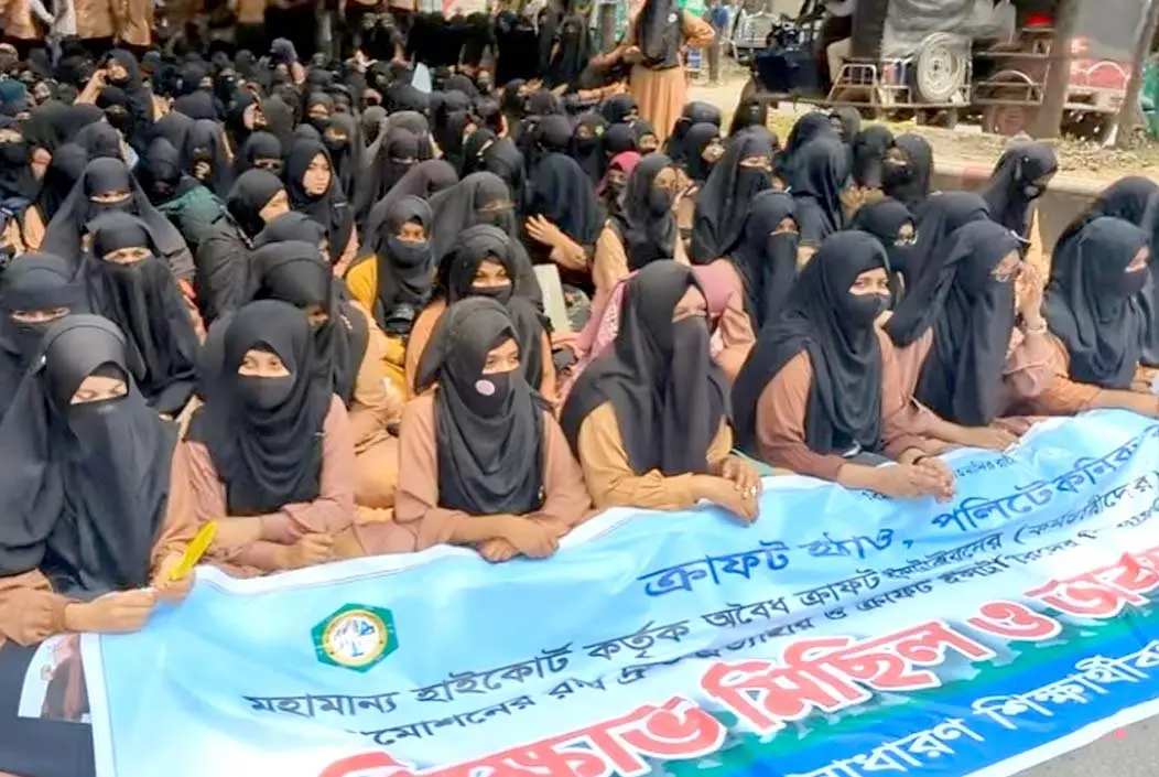 ছয় দফা দাবিতে সড়ক অবরোধ বগুড়া পলিটেকনিক শিক্ষার্থীদের