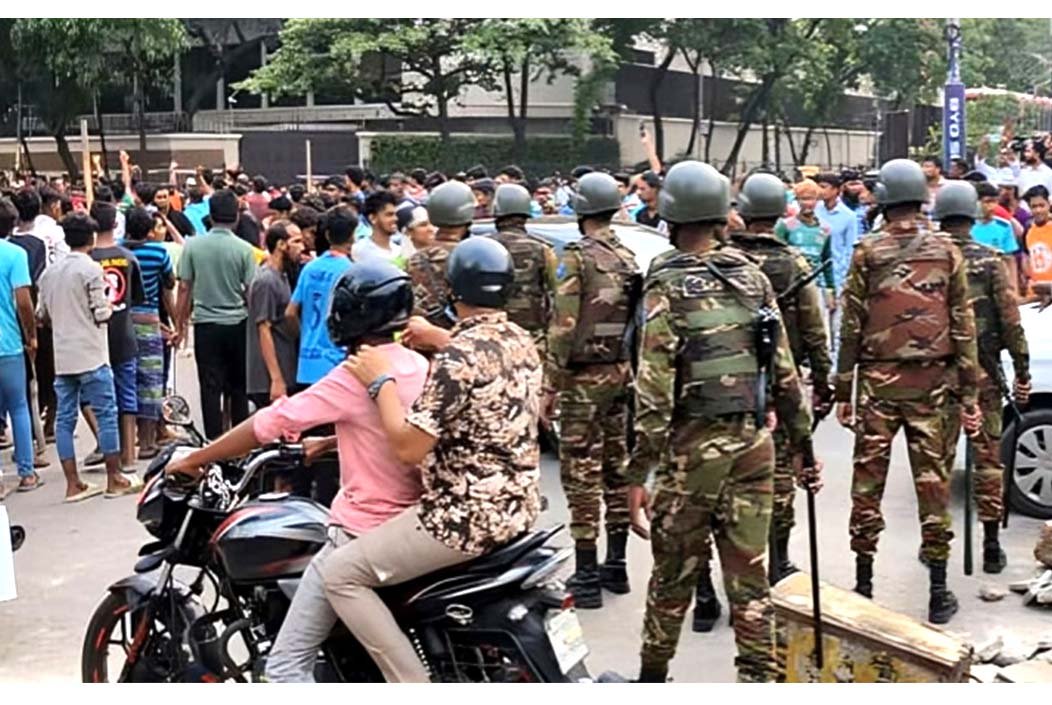মহানবী (সা.)-কে নিয়ে কটূক্তির অভিযোগে বিক্ষোভ, সড়ক অবরোধ শ্রমিকদের