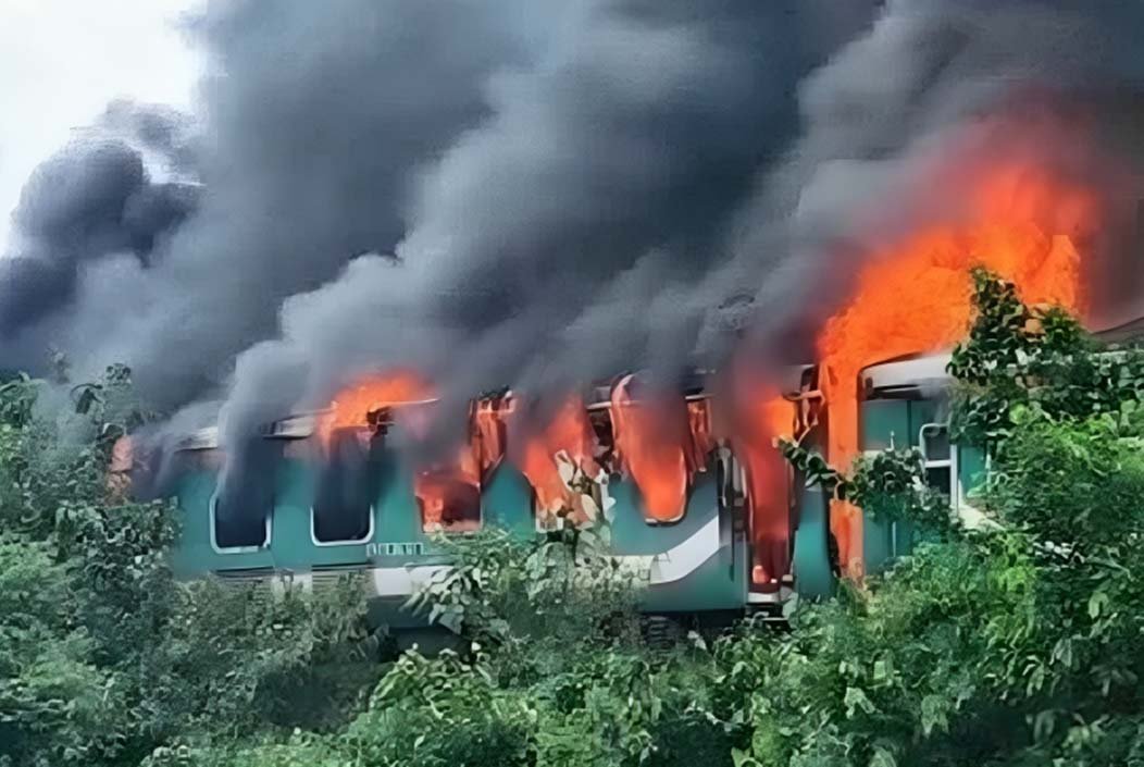 মহুয়া কমিউটার ট্রেনে অগ্নিকাণ্ড, ঢাকা-ময়মনসিংহ রেল যোগাযোগ বন্ধ