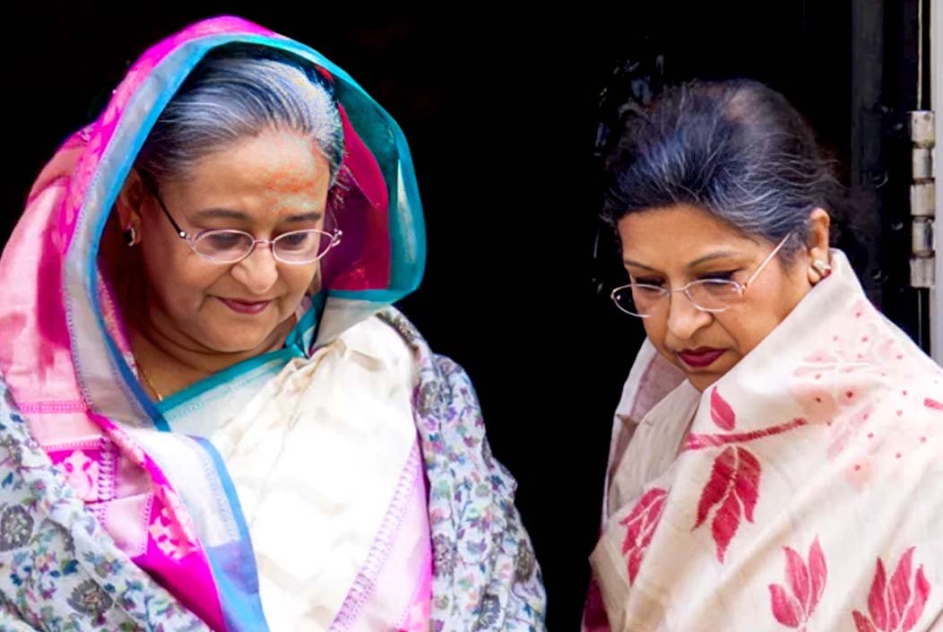 পদত্যাগ করাতে শেখ হাসিনার পা জড়িয়ে ধরেছিলেন শেখ রেহানা