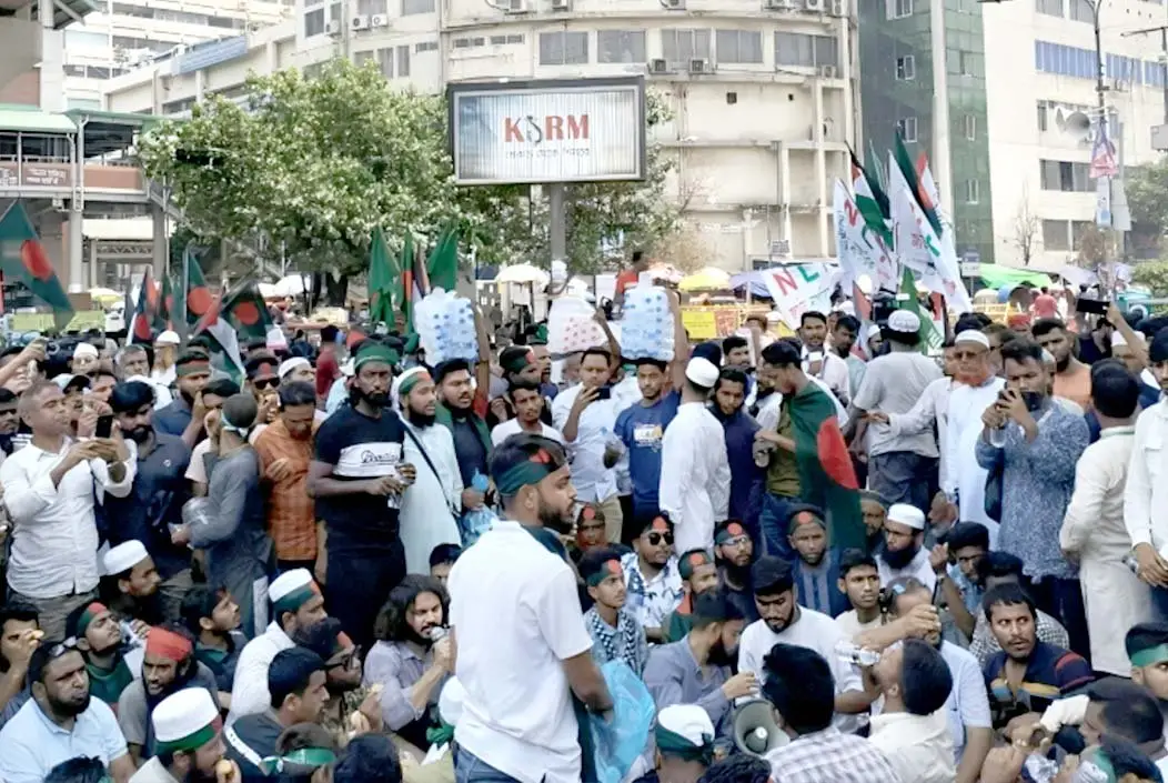শাহবাগে অবরোধ চলছেই, আওয়ামী লীগ নিষিদ্ধের দাবিতে আন্দোল...