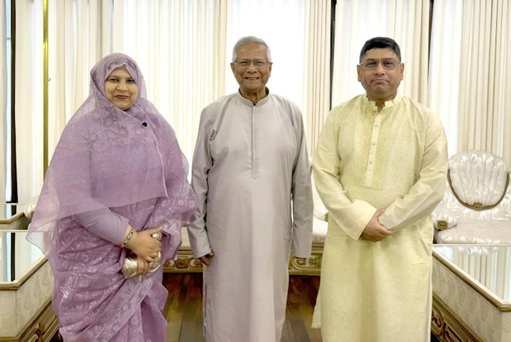 প্রধান উপদেষ্টার সঙ্গে ঈদ শুভেচ্ছা বিনিময়ে সেনাপ্রধান সস্ত্রীক