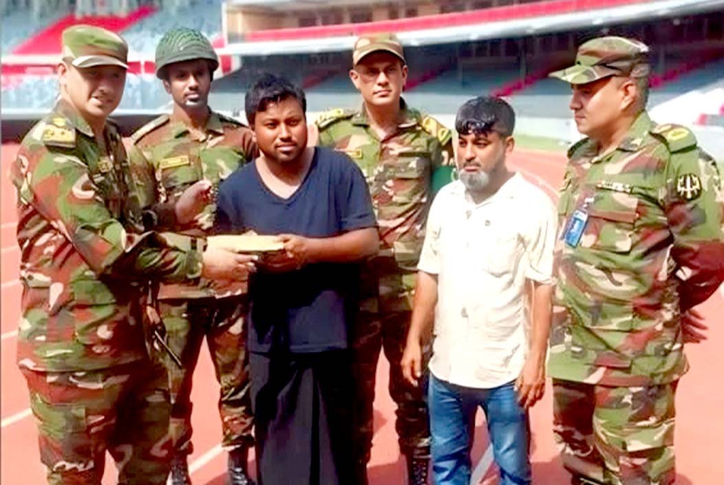 লাঠিচার্জের শিকার সেই পতাকা বিক্রেতাকে সেনাবাহিনীর প্রতীকি উপহার