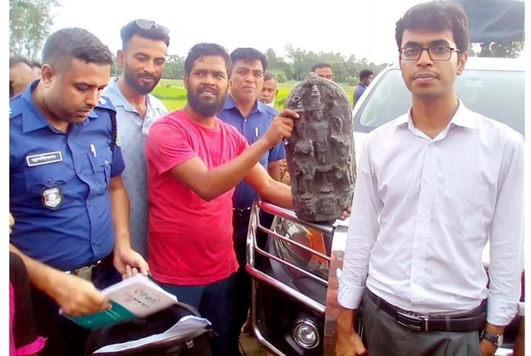নওগাঁয় ১৪ কেজি ওজনের কষ্টি পাথরের বিষ্ণু মূর্তি উদ্ধার