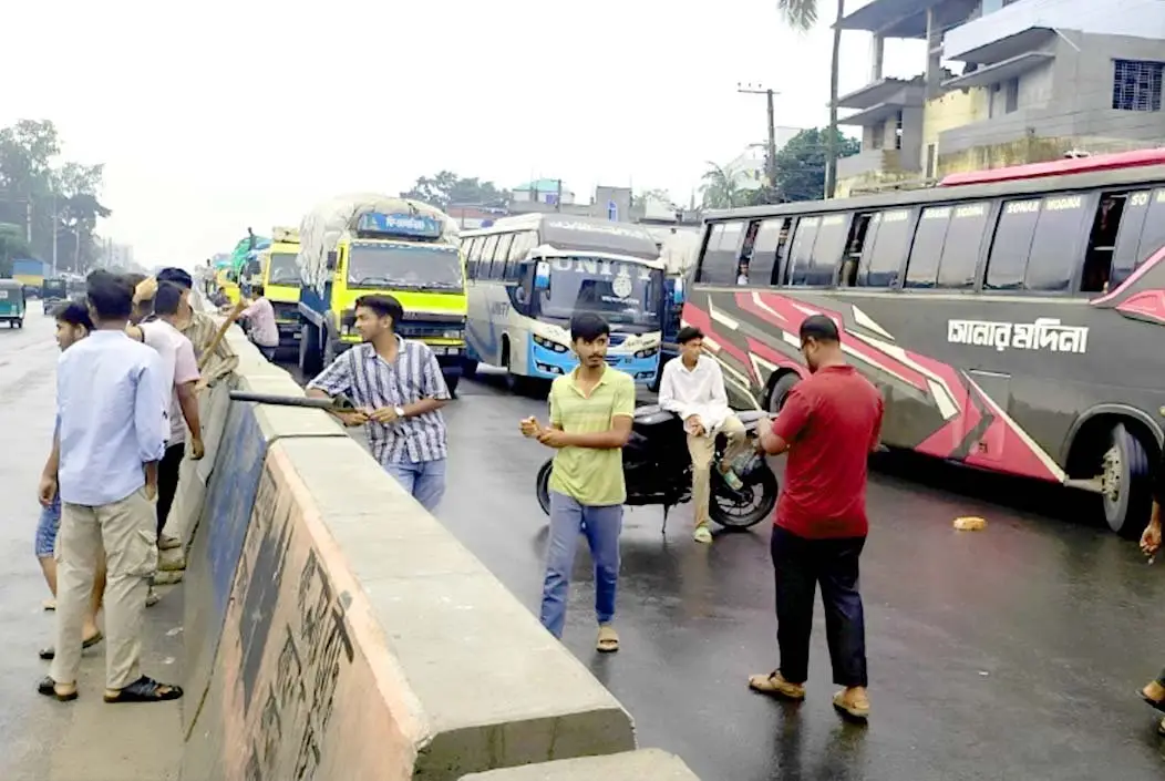 বগুড়ার শেরপুরে মহাসড়ক অবরোধ