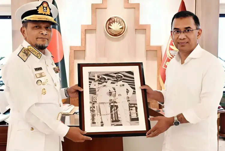 প্রধানমন্ত্রীর সঙ্গে নৌবাহিনী প্রধানের সৌজন্য সাক্ষাৎ
