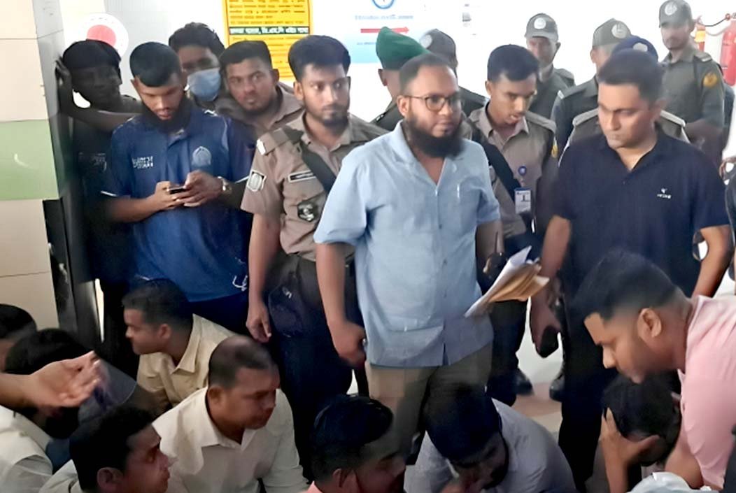 ঢামেকে সাঁড়াশি অভিযান, দালালসহ আটক ৪৫