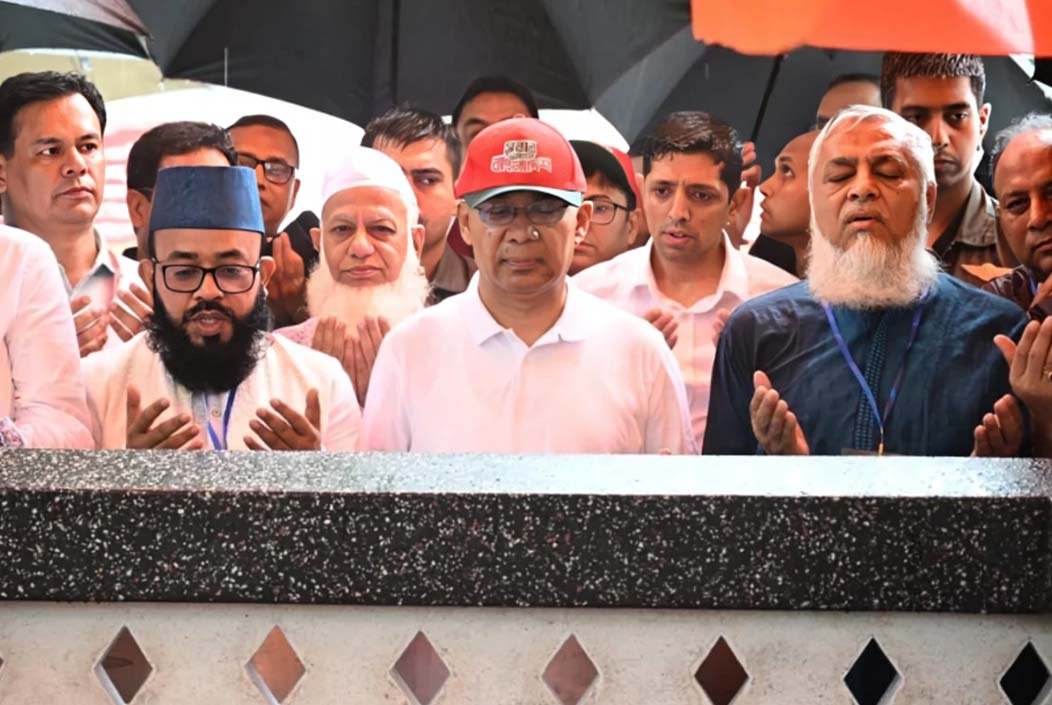 বৃষ্টির মধ্যেই শাহজালাল মাজার জিয়ারত করলেন প্রধানমন্ত্রী