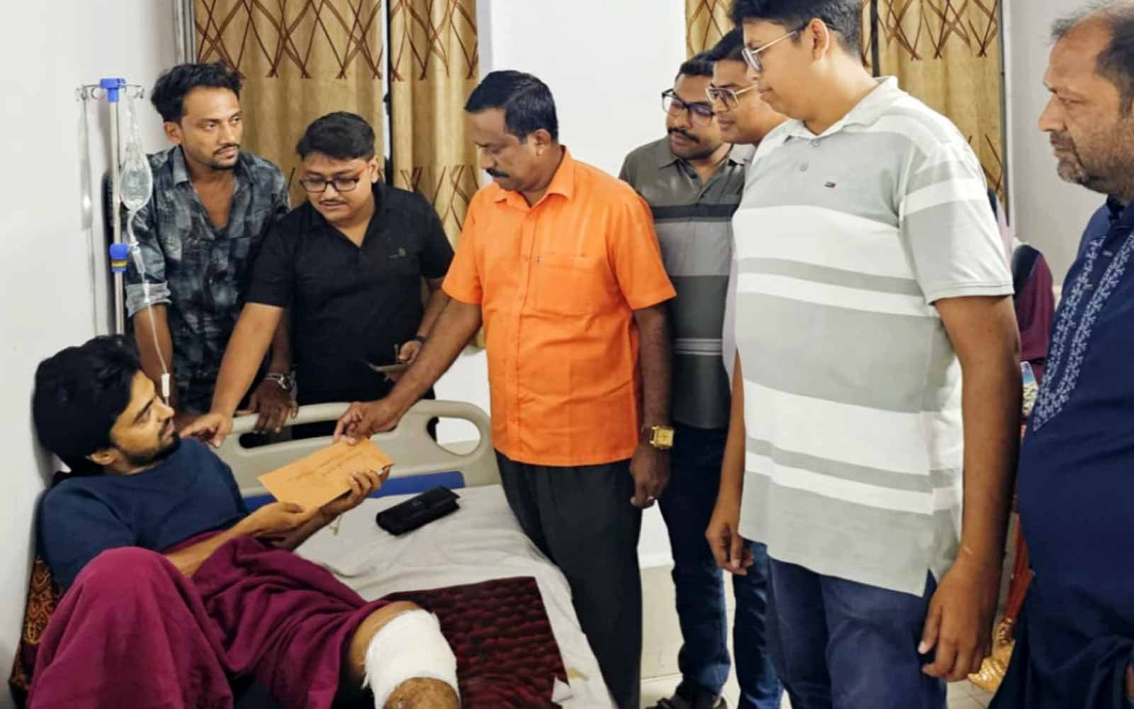 নন্দীগ্রামের সাংবাদিক মানিকের চিকিৎসায় আর্থিক সহায়তা