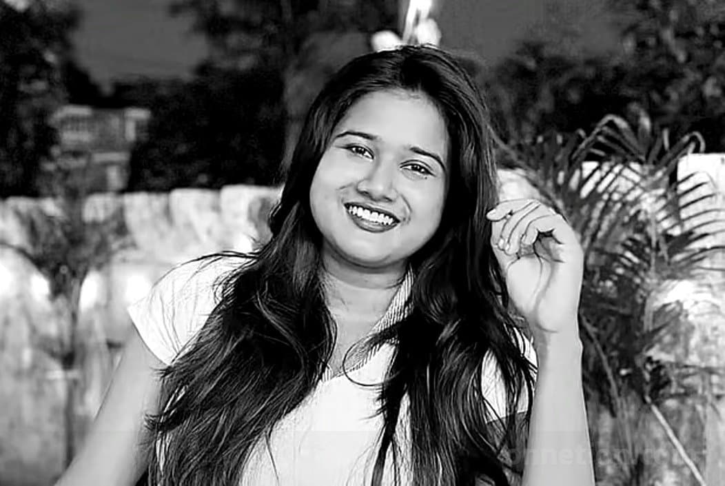 জনপ্রিয় ভ্লগার সায়নী চক্রবর্তীর রহস্যজনক মৃত্যু, শোকের ছায়া অনুসারীদের মধ্যে