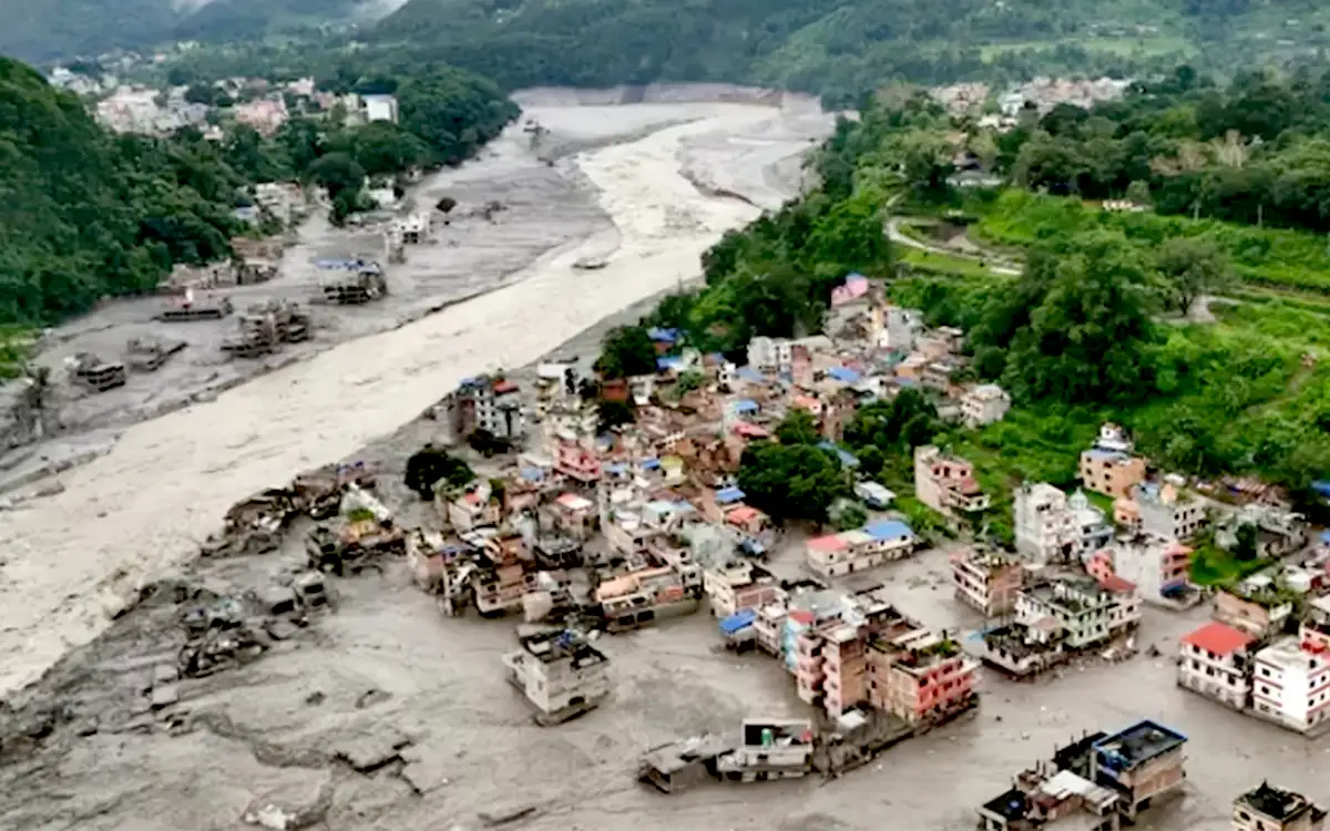 পাহাড় ধসে নেপাল-তিব্বতে দেড় হাজার মানুষ নিখোঁজ, নিহত ১৬৫