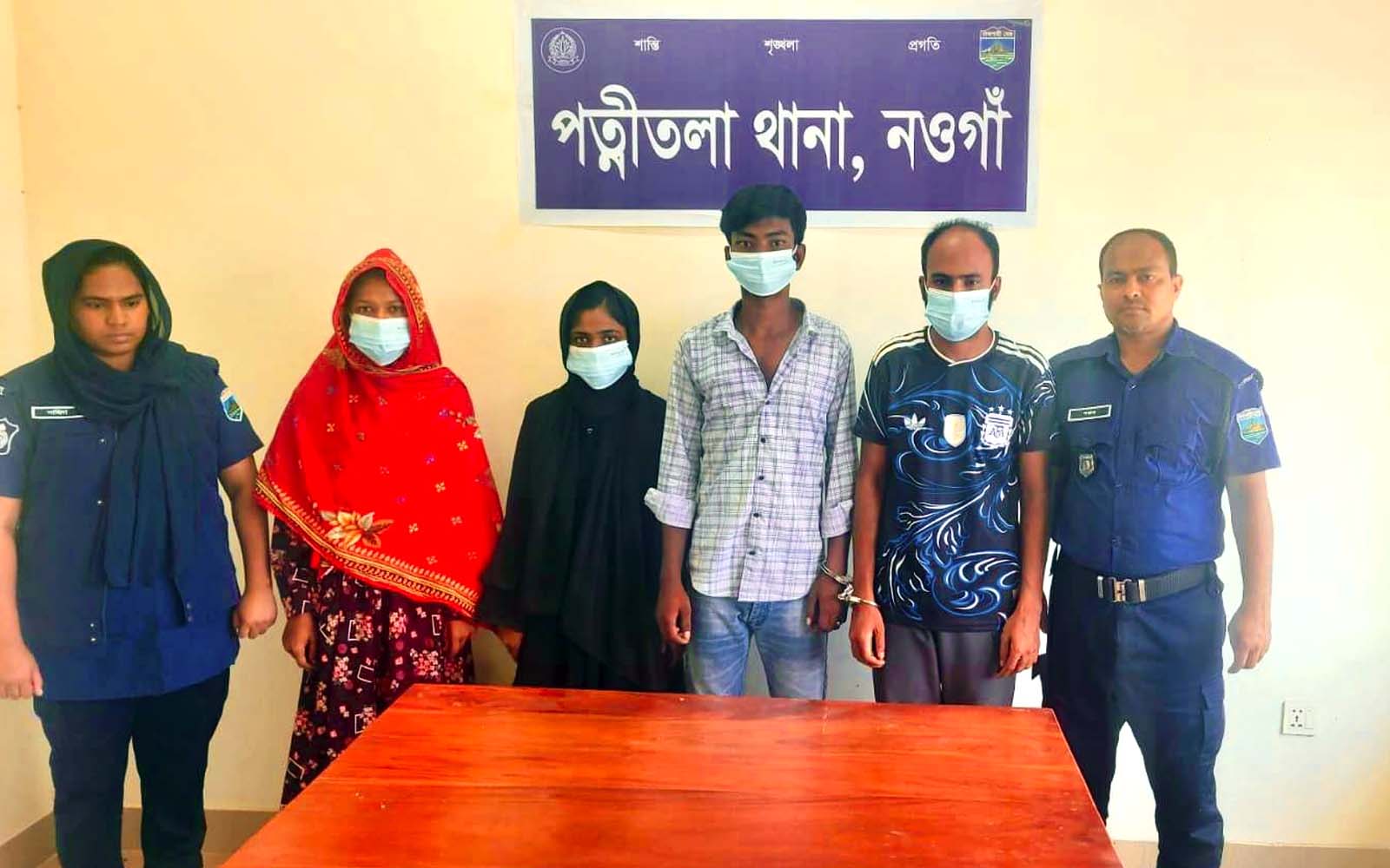 নওগাঁয় হানিট্রাপ চক্রের ২ তরুণীসহ গ্রেপ্তার ৪ অন্বেষণ Onnetion
