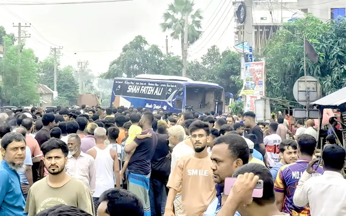বগুড়ায় বাসের চাপায় প্রাণ গেল ৭ শ্রমিকের