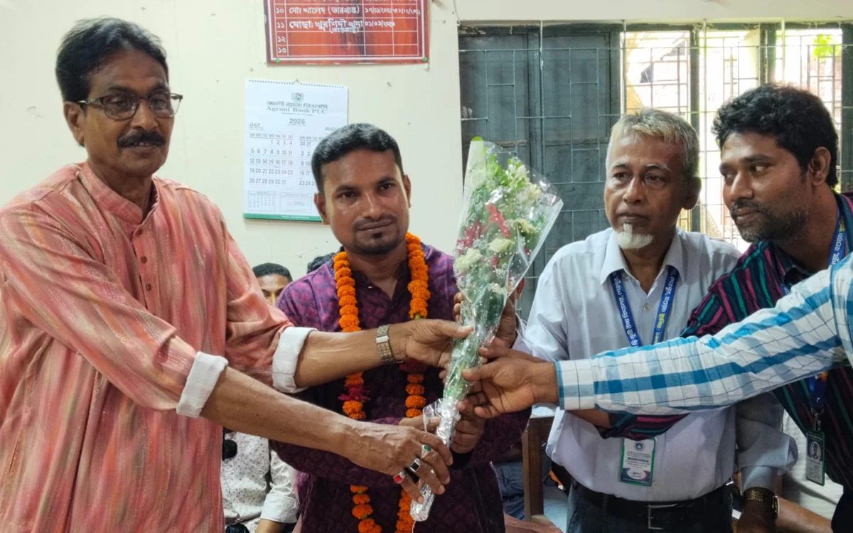শেরপুরে ছোনকা উচ্চ বিদ্যালয়ের নবাগত সভাপতিকে ফুলেল সংবর্ধনা