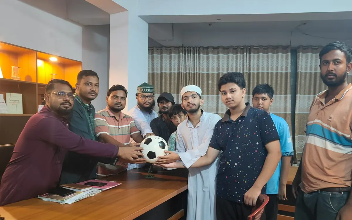 মাদক ও মোবাইল আসক্তি রুখতে শেরপুরে কিশোরদের ফুটবল উপহার অন্বেষণ Onnetion