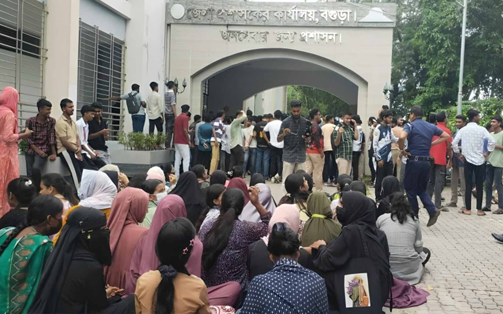 বগুড়ায় এইচএসসি পরীক্ষা স্থগিতসহ তিন দাবিতে শিক্ষার্থীদের বিক্ষোভ, ডিসি কার্যালয়ে অবস্থান