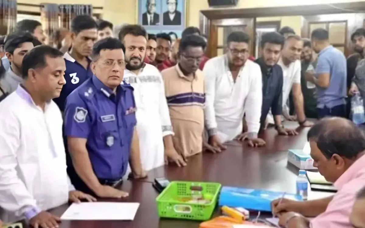আ. লীগের মনোনয়ন অনুষ্ঠানে ইউনিফর্ম পরে উপস্থিত, অতিরিক্ত ডিআইজিকে বাধ্যতামূলক অবসর