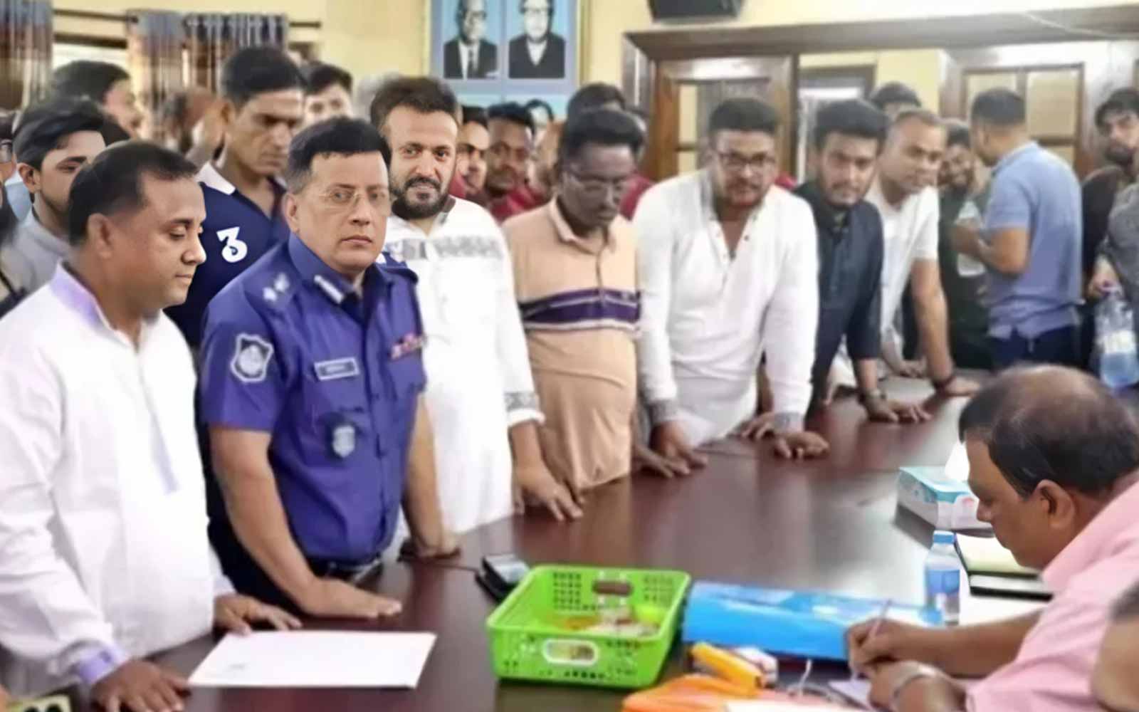 আ. লীগের মনোনয়ন অনুষ্ঠানে ইউনিফর্ম পরে উপস্থিত, অতিরিক্ত ডিআইজিকে বাধ্যতামূলক অবসর