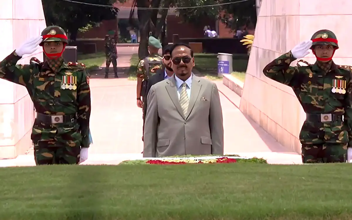 জিয়াউর রহমান ও খালেদা জিয়ার কবরে ভারপ্রাপ্ত রাষ্ট্রপতির শ্রদ্ধা নিবেদন