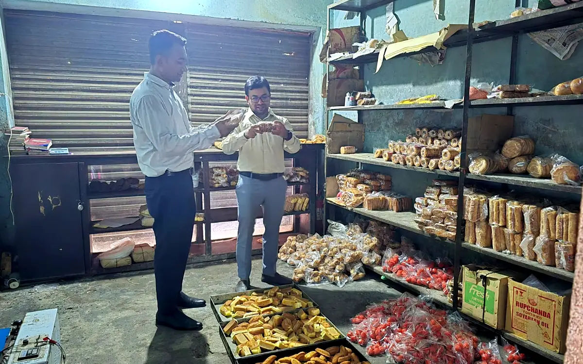 বগুড়ায় লামিয়া বেকারি সিলগালা