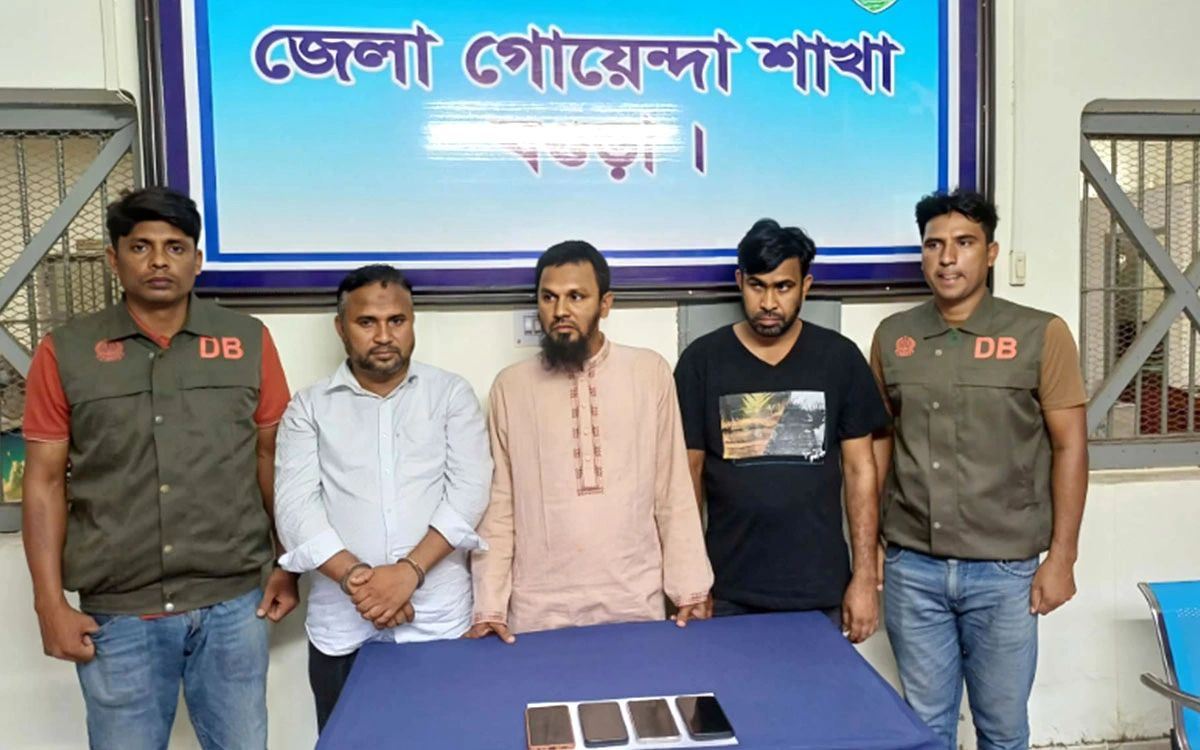 বগুড়ায় অনলাইন প্রতারণার অভিযোগে তিনজন গ্রেপ্তার