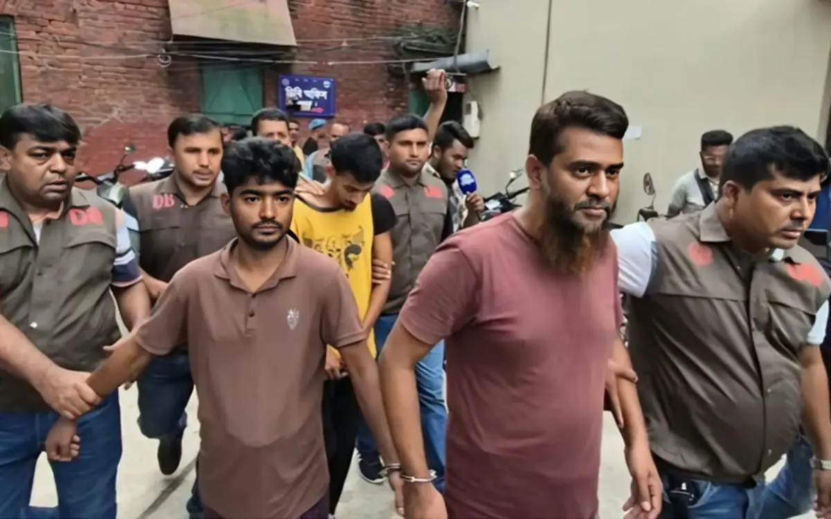বগুড়ায় পুলিশের পরিচয়ে ১০২ ভরি স্বর্ণ ছিনতাই, ৮৮ লাখ টাকাসহ গ্রেপ্তার ৪