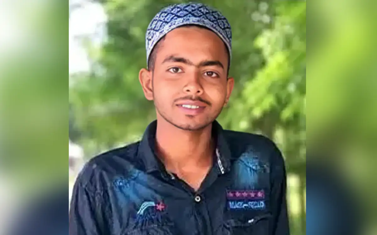 বাঁশখালীতে বন্যায় ক্ষতিগ্রস্ত ঘর মেরামত করতে গিয়ে বিদ্যুৎস্পৃষ্টে তরুণের মৃত্যু