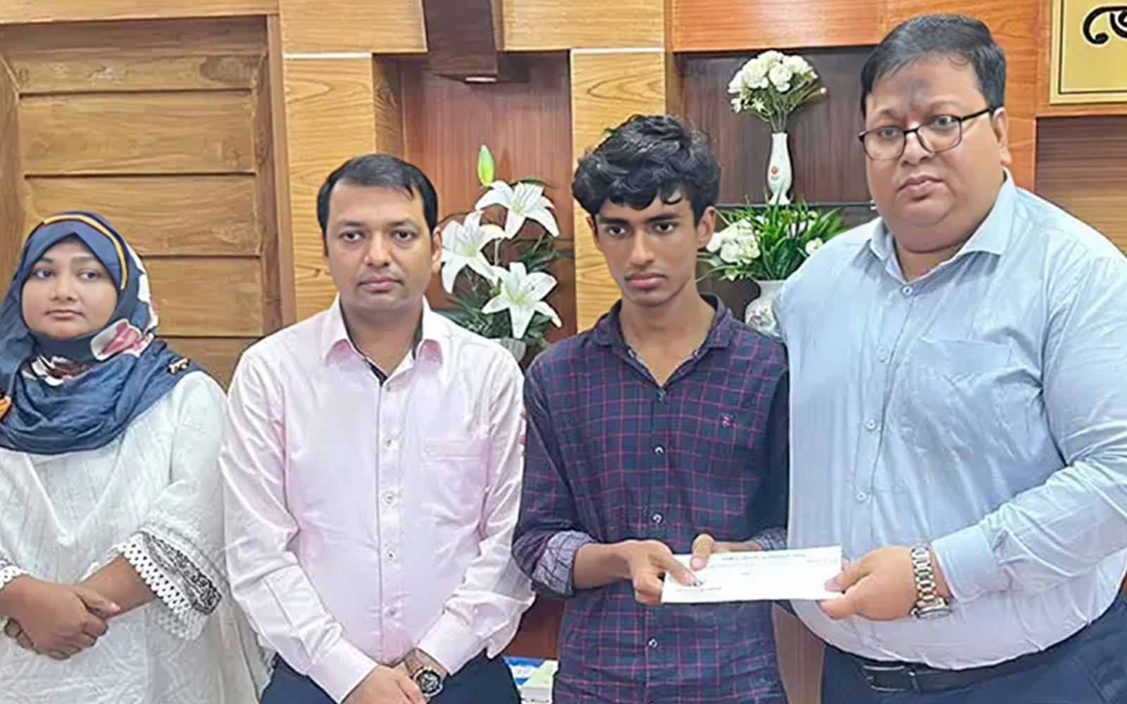 বাবার দাফন শেষে পরীক্ষা দেওয়া সেই ইকনের পাশে দাঁড়ালেন জেলা প্রশাসক