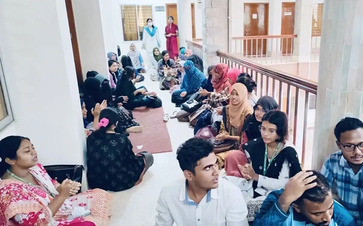অপসারণ দাবিতে বরিশাল বিশ্ববিদ্যালয় শিক্ষার্থীদের অনশন