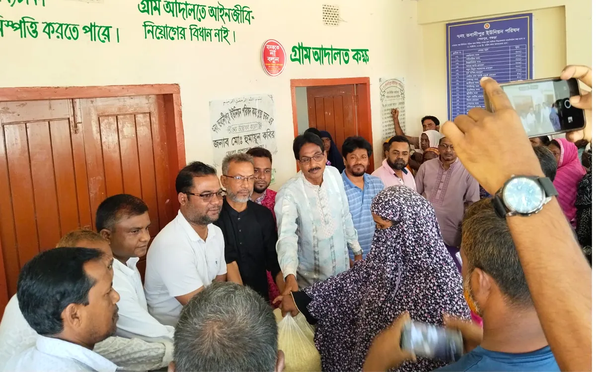 ভবানীপুরে অসহায় ও নিম্নআয়ের মানুষের মাঝে চাল বিতরণ শুরু