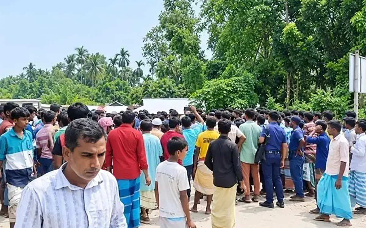 সারের দাবিতে বিক্ষোভ, মামলার আসামি হয়ে বাড়িছাড়া কৃষক
