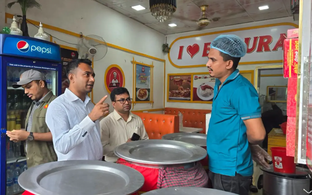 বগুড়ায় খাসির কাচ্চি বলে ভেড়া ও ছাগীর মাংস বিক্রি, দুই কাচ্চি’র দোকানে জরিমানা