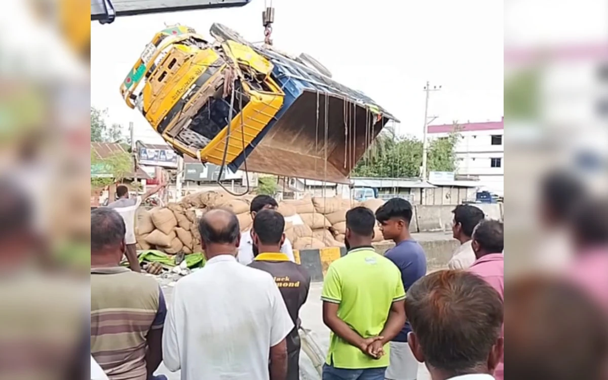 বগুড়ায় ট্রাক-মাইক্রোবাসের মুখোমুখি সংঘর্ষে চালকসহ নিহত ২, আহত ৭