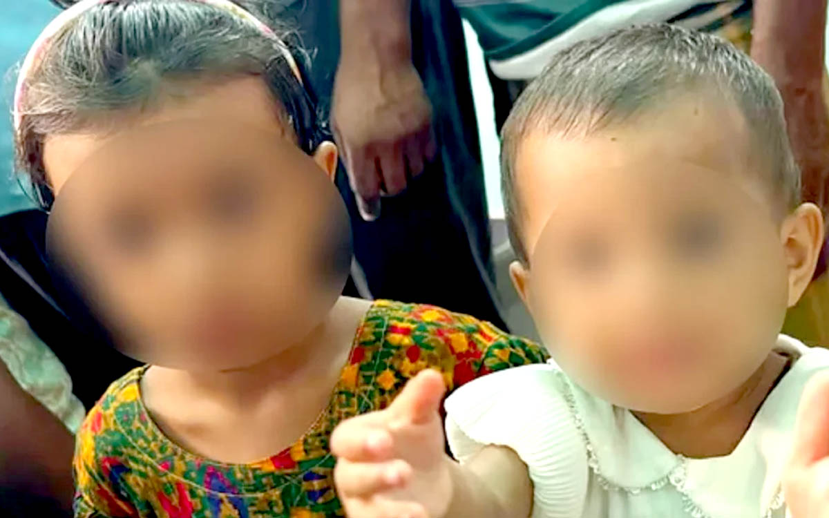 চিপস কিনে দেওয়ার কথা বলে দুই মেয়েকে বাজারে রেখে গেলেন মা