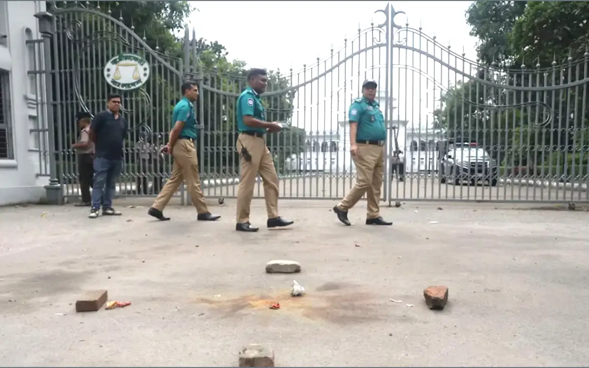 আওয়ামী লীগের ৭ নেতার মৃত্যুদণ্ডের রায়ের পর সুপ্রিম কোর্টের সামনে ককটেল বিস্ফোরণ