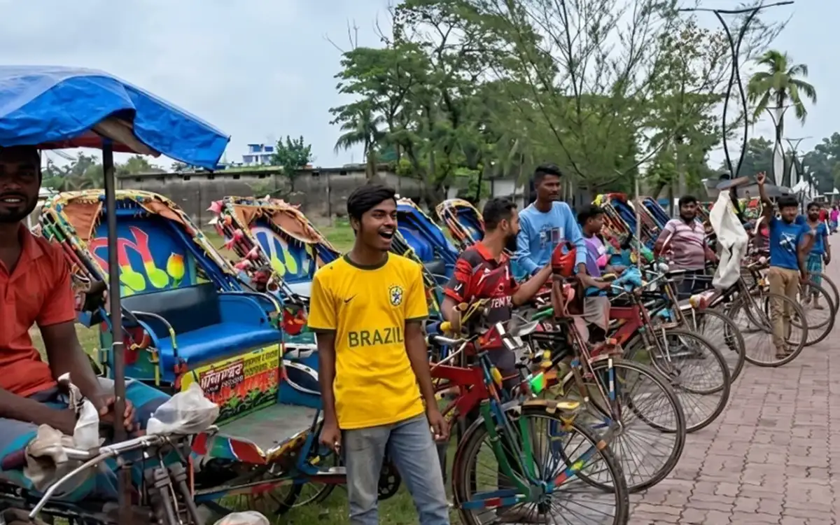 গলাচিপায় মোটরসাইকেল চালকদের বিরুদ্ধে রিকশাচালকদের বিক্ষোভ