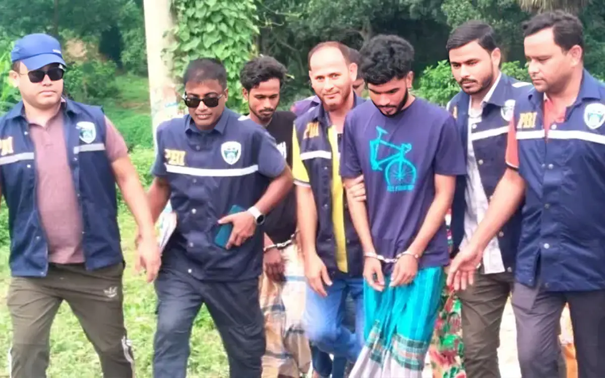 সুটকেসে না ধরায় প্রেমিকার মরদেহ দুই খণ্ড করেন প্রেমিক