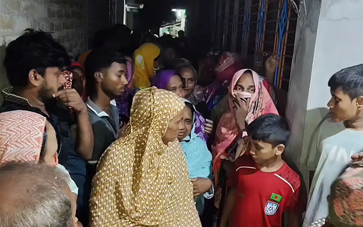 ঘরের মেঝেতে স্ত্রীর রক্তাক্ত লাশ পড়ে ছিল, পাশেই ফ্যানে ঝুলছিল স্বামীর লাশ
