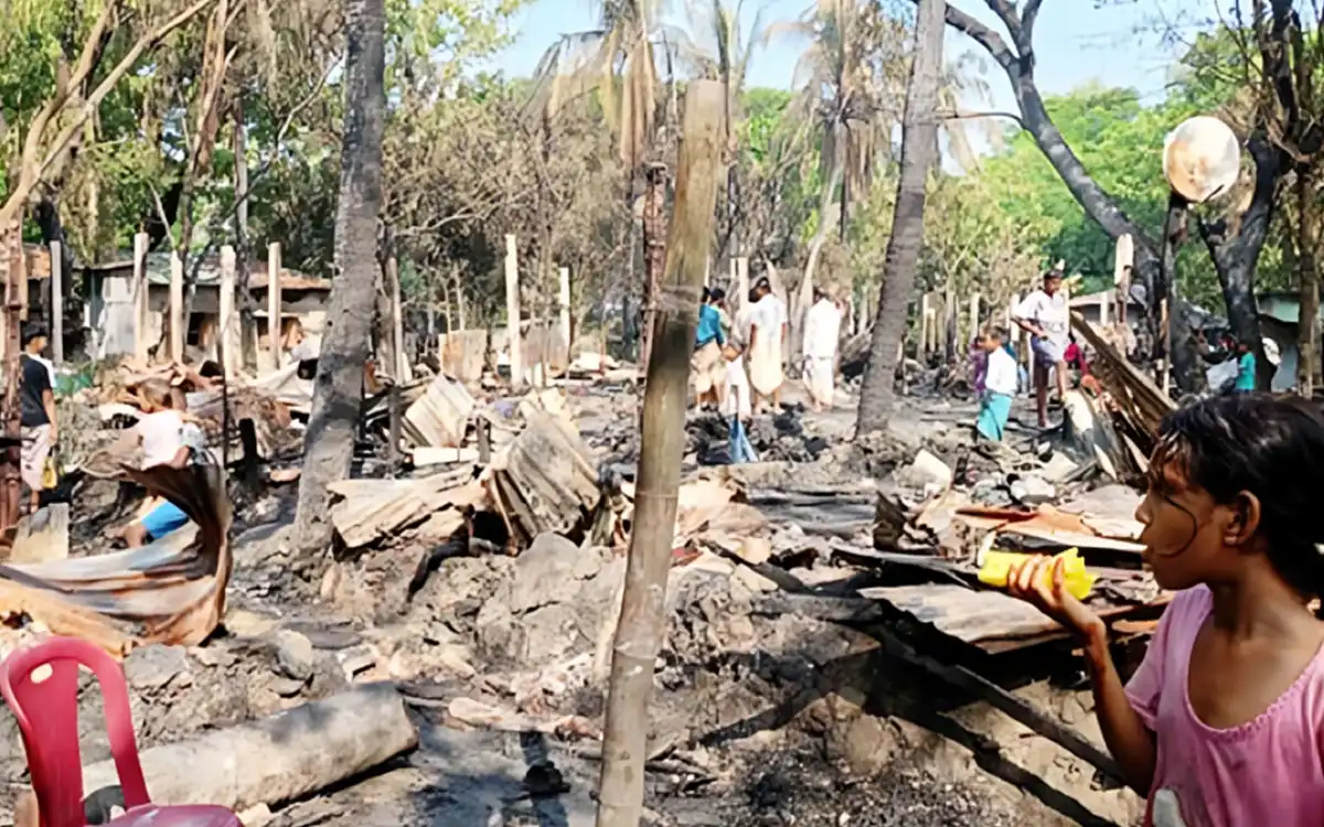 কুতুবদিয়ায় জেলে পাড়ায় ভয়াবহ আগুন, পুড়ে ছাই ৩৩ বসতঘর