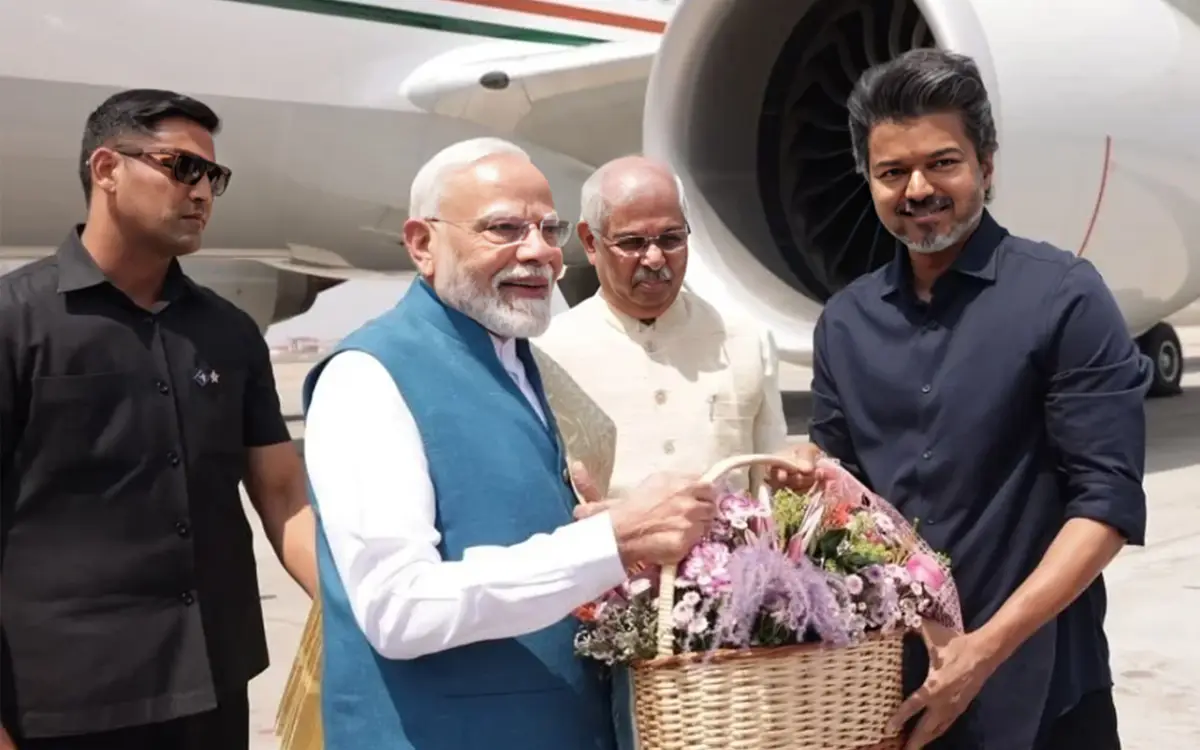 চেন্নাই বিমানবন্দরে মোদিকে স্বাগত জানালেন তামিলনাড়ুর মুখ্যমন্ত্রী বিজয়