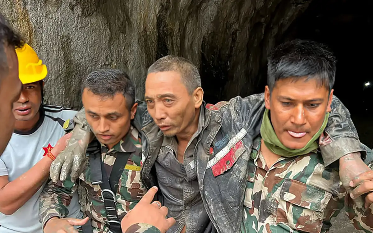 নেপালে হিমবাহধসের ১০ দিন পর সুড়ঙ্গ থেকে চীনা নাগরিক জীবিত উদ্ধার