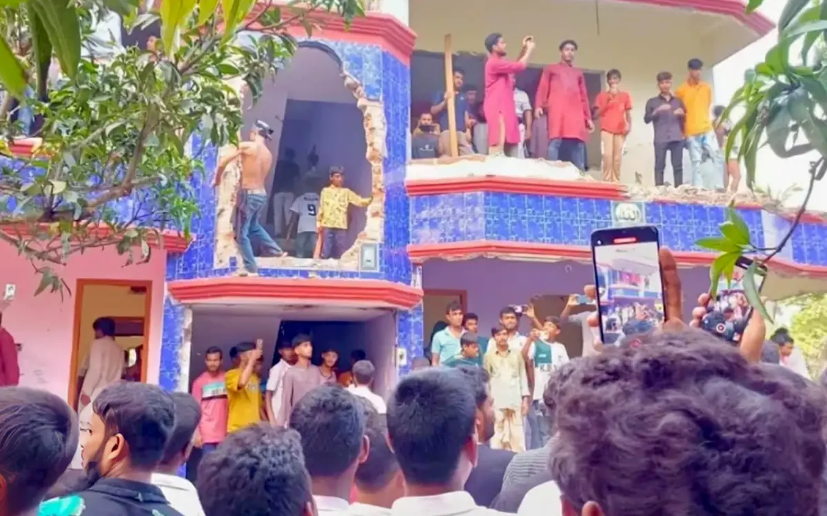 পাবনায় শিশু ধর্ষণ ও হত্যার ঘটনায় জনতার ক্ষোভ, প্রধান আসামির বাড়ি তছনছ
