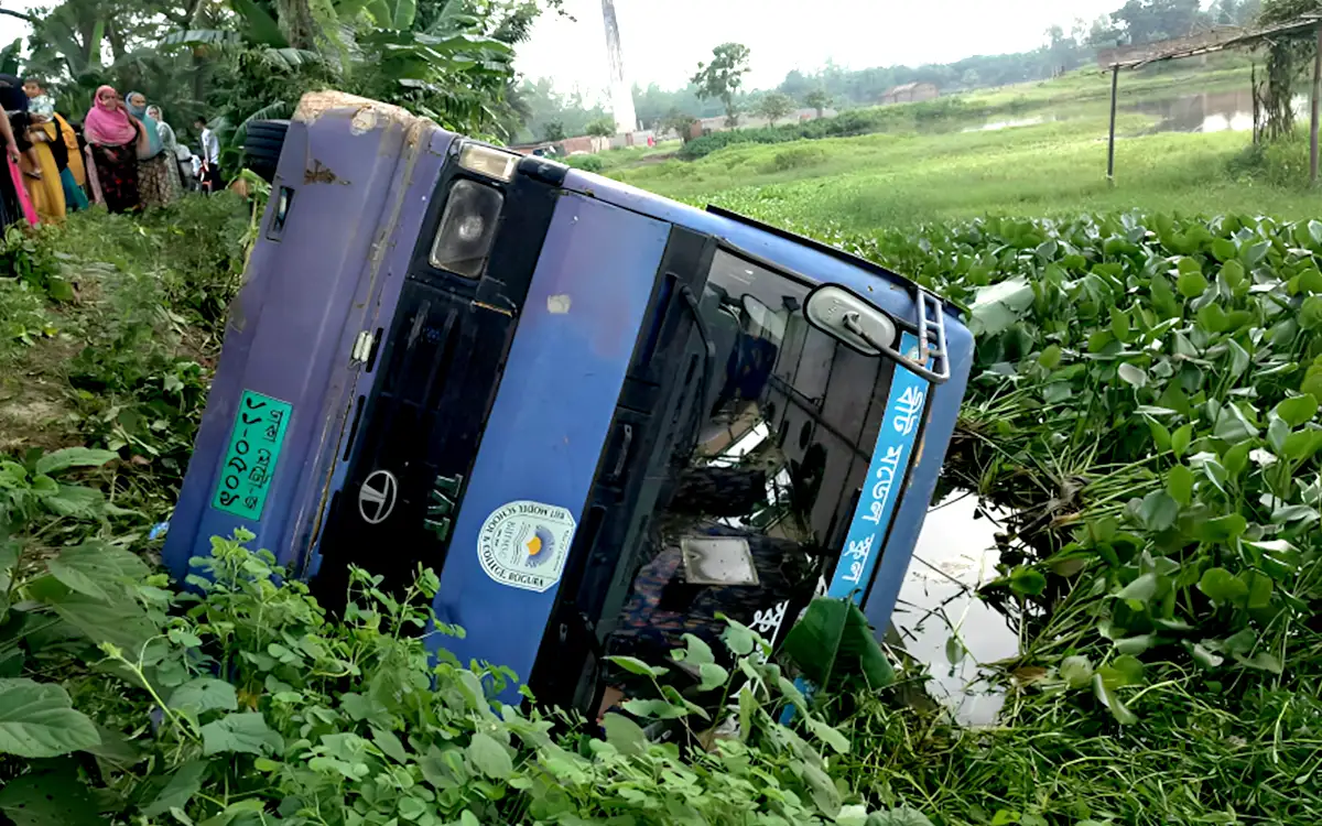 সিএনজিকে সাইড দিতে গিয়ে খাদে স্কুলবাস, প্রাণ গেল অষ্টম শ্রেণির ছাত্রীর