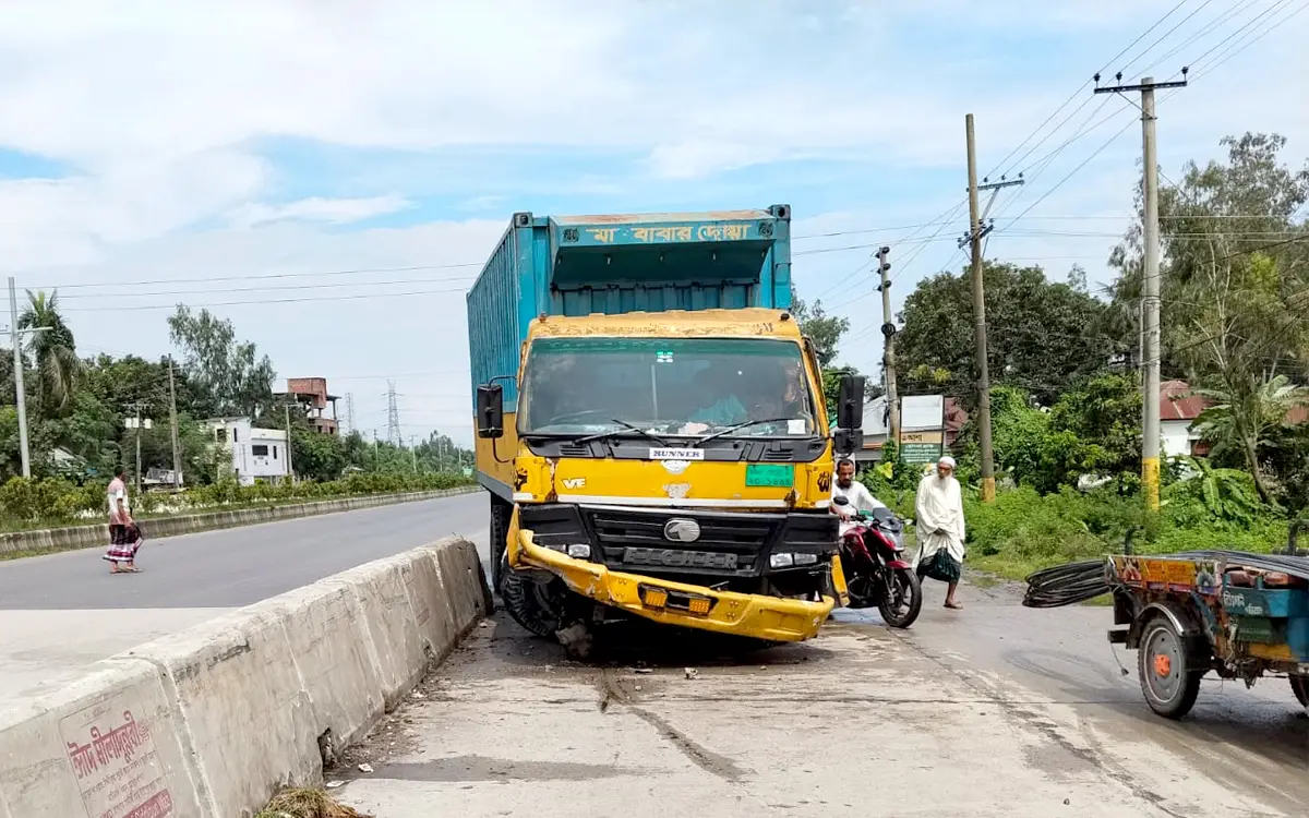 শেরপুরে মহাসড়কের রেলিংয়ে ট্রাকের ধাক্কা