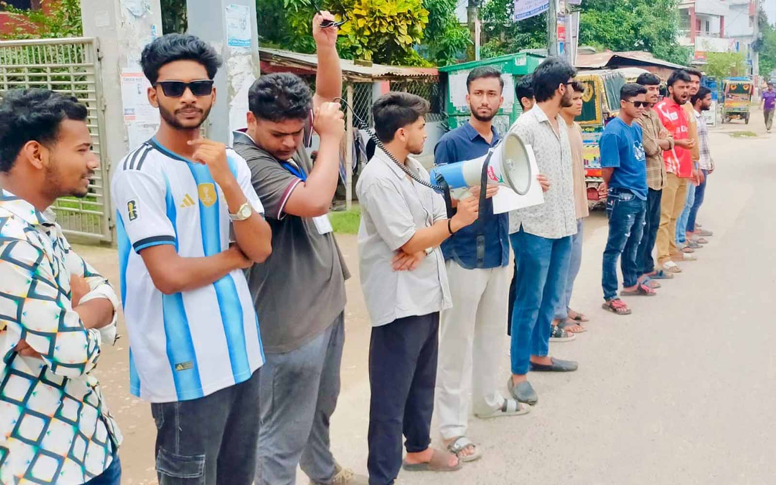 শিক্ষামন্ত্রীর পদত্যাগের দাবিতে নওগাঁয় শিক্ষার্থীদের ২৪ ঘণ্টার আল্টিমেটাম