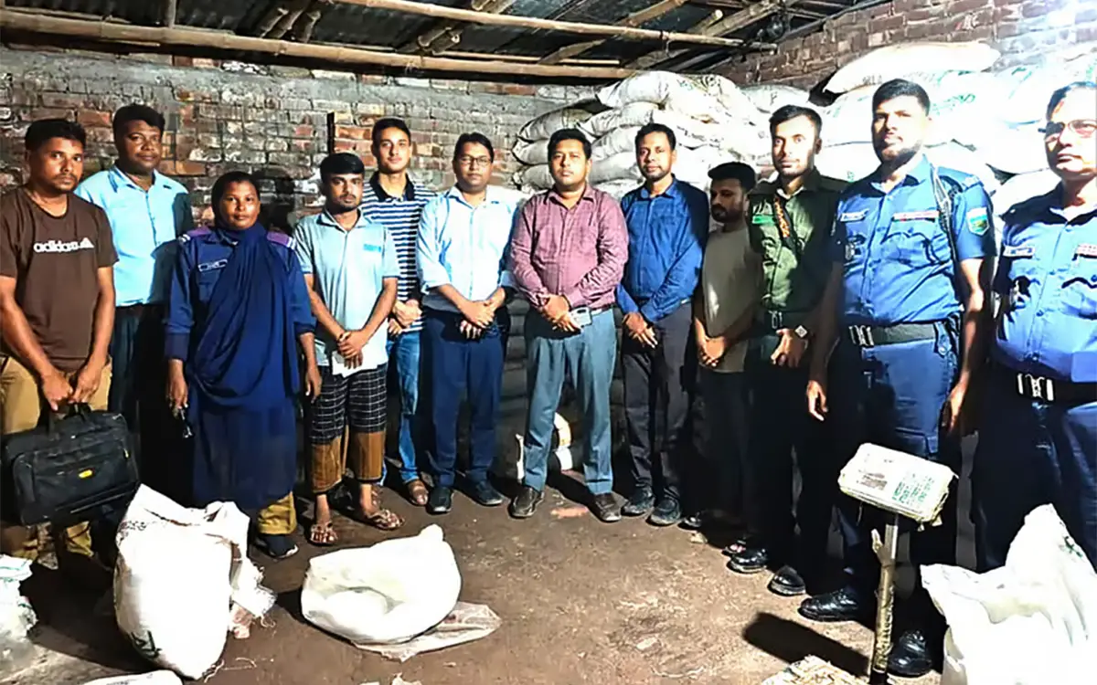 নাটোরে অবৈধভাবে সার মজুত, দুই ব্যবসায়ীকে জরিমানা